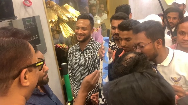 বিতর্কের মাঝেই দুবাইয়ে জুয়েলার্সের শোরুম উদ্বোধন করলেন সাকিব