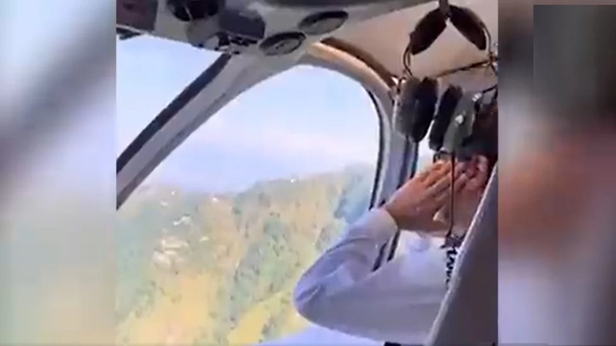 হেলিকপ্টারে বসে ইমরান খানের নামাজের ভিডিও ভাইরাল