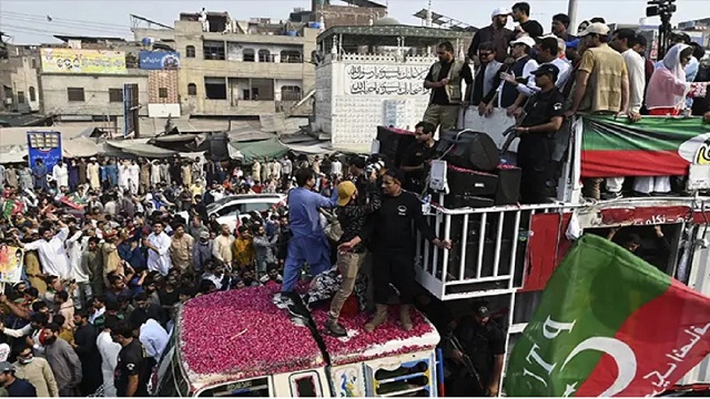 ইমরান খানের র‍্যালিতে ট্রাকের ধাক্কায় সাংবাদিক নিহত