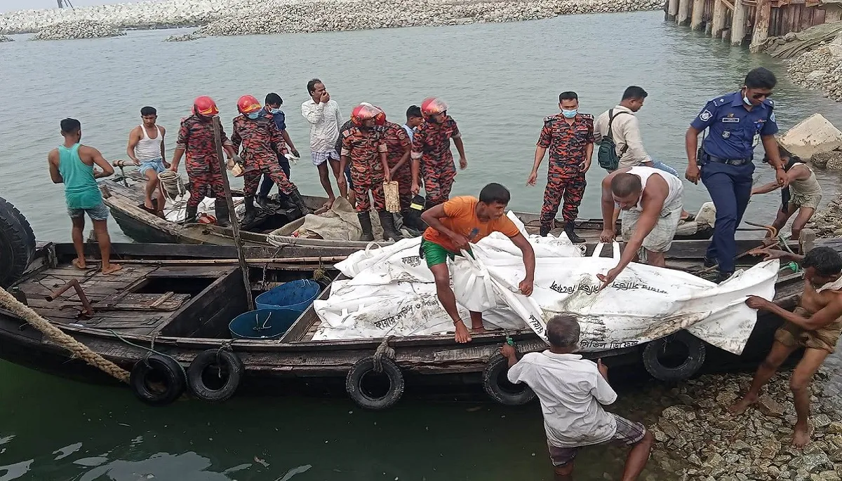 কক্সবাজারে নিখোঁজ ট্রলার থেকে অর্ধগলিত ১০ মরদেহ উদ্ধার
