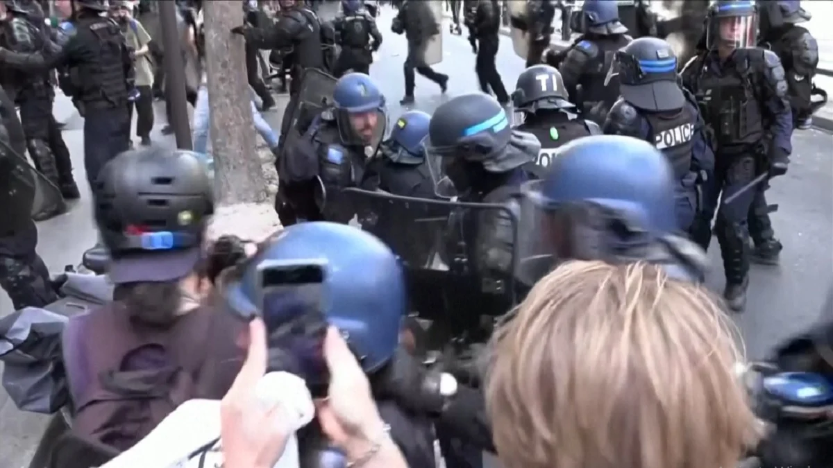 বিক্ষোভ-সহিংসতায় উত্তাল ফ্রান্স