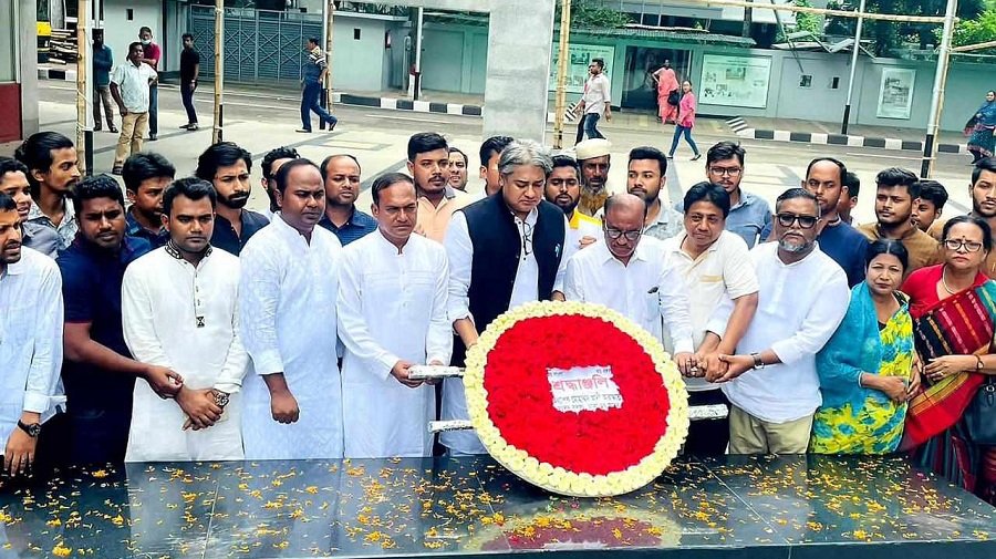 বঙ্গবন্ধুর প্রতিকৃতিতে আরাফাতের শ্রদ্ধা