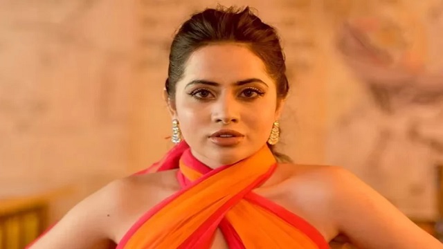 বাবার নির্যাতন সইতে না পেরে বাড়ি ছেড়েছিলেন উরফি