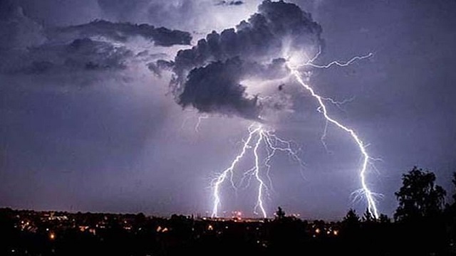 ফুটবল খেলতে গিয়ে বজ্রপাতে প্রাণ গেল ২ জনের