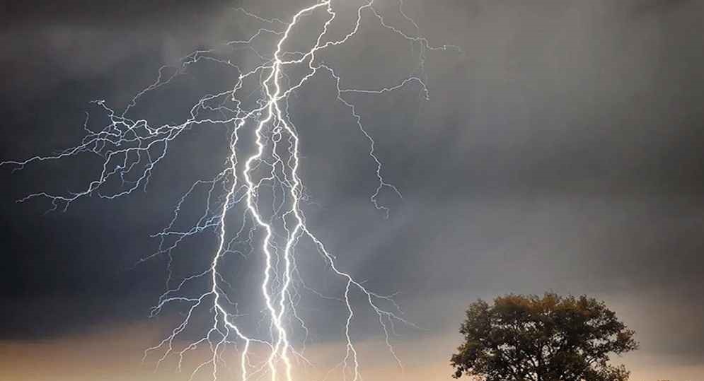 দেশের ১৭ জেলায় বজ্রপাতের পূর্বাভাস, সতর্কতা জারি