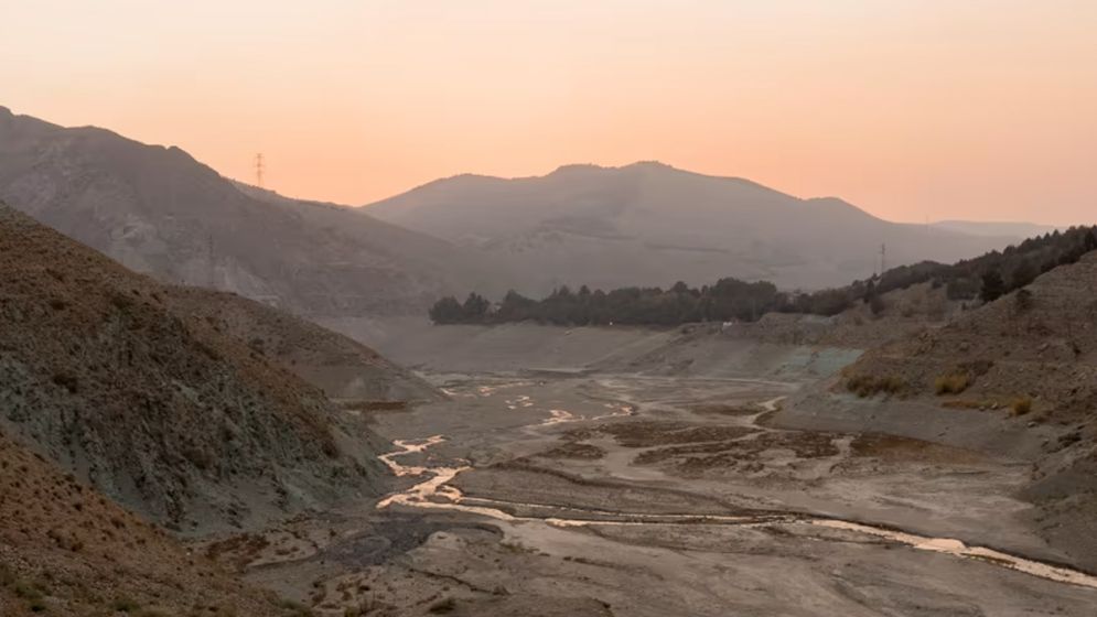 তীব্র খরা দূর করতে বৃষ্টির নামানোর জন্য ক্লাউড সিডিং শুরু করেছে ইরান