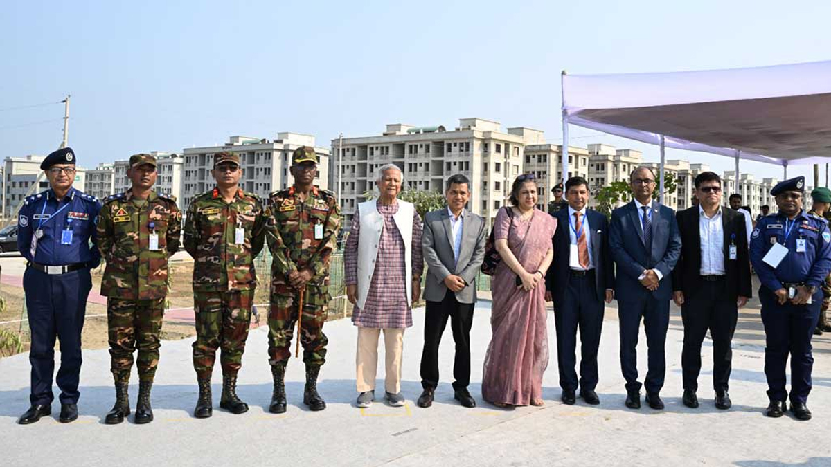 খুরুশকুলে জলবায়ু উদ্বাস্তু পুনর্বাসন প্রকল্প: স্বচ্ছ তালিকা করায় জোর প্রধান উপদেষ্টার