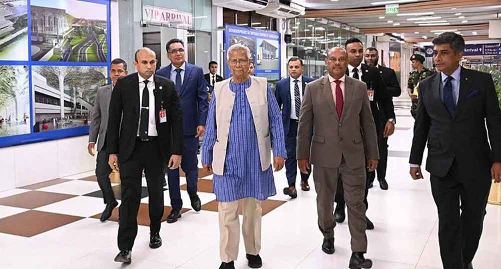 চার দিনের সফরে লন্ডনে পৌঁছেছেন প্রধান উপদেষ্টা