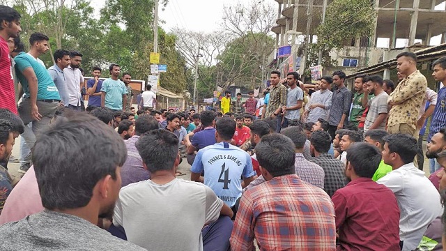 কুবির তিন ছাত্রলীগ নেতাকে মারধর, বিচারের দাবিতে মহাসড়ক অবরোধ