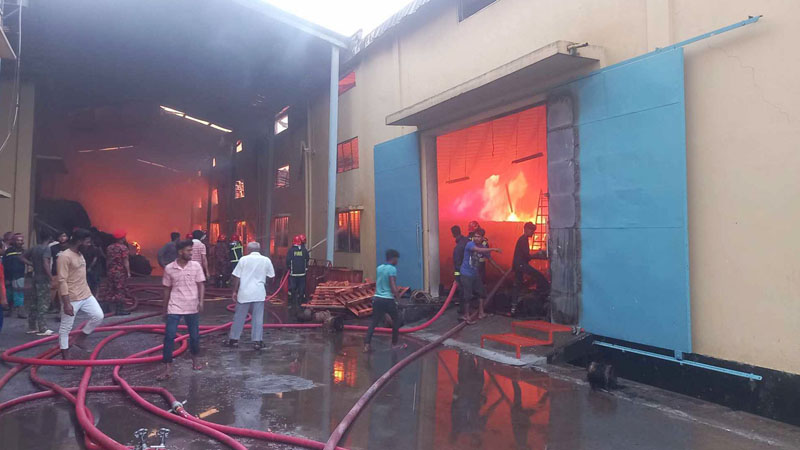 ৪ ঘণ্টায়ও নিয়ন্ত্রণে আসেনি খুলনার জুটমিলের আগুন