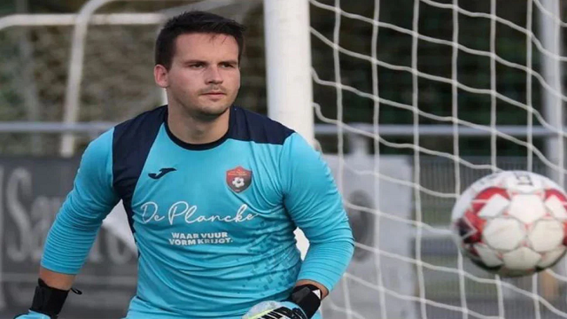 পেনাল্টি ঠেকিয়ে মাঠেই মারা গেলেন গোলরক্ষক