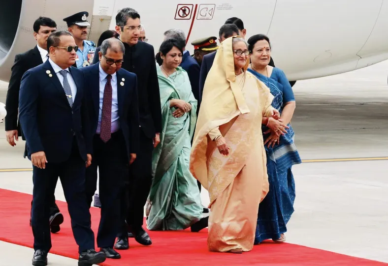 নয়াদিল্লিতে প্রধানমন্ত্রীকে লাল গালিচায় স্বাগত