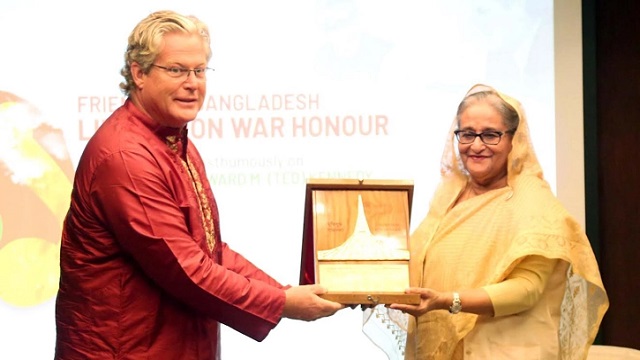 টেড কেনেডি জুনিয়রকে ‘ফ্রেন্ডস অব বাংলাদেশ’ পদক দিলেন প্রধানমন্ত্রী